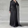 Elegante vestido de noche ajustado con manga de capa plisada asimétrica en negro carbón - Negro