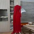 Elegante vestido de noche rojo de manga larga con drapeado plisado asimétrico y corte entallado. - Rojo