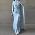 Elegante vestido de noche de satén azul claro de manga larga con pliegues y capa. - Azul cielo