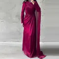 Elegante vestido largo plisado fucsia con fruncidos irregulares y manga de capa - Rosa rojo