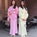 Elegante conjunto de dos piezas de falda y top de manga larga con cinturón en rosa y crema - XS / Top Y Pantalón / Estampado Rosa