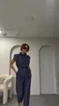 Elegante tuta blu marina senza maniche con cintura in vita e lacci sulle spalle - Blu navy