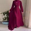 Detail eines eleganten dunkelroten Maxikleides mit tailliertem Schnitt und langen Ärmeln - Dunkelrot