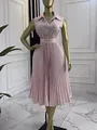 Elegante abito smanicato a righe rosa e bianche con gonna a pieghe e cintura in vita - Taglia S / Vestiti / Rosa