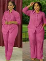 Primer plano del elegante patrón de hojas en el conjunto de camisa y pantalón magenta. - S / Top Y Pantalón / Rosa rojo