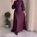 Elegantes tiefviolettes Maxikleid mit langen Ärmeln und tailliertem Schnitt für Damen - XS / Kleider / Lila