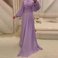 Elegantes lavendelfarbenes Langarm-Maxikleid mit plissierter Taille und fließendem Rock. - Violett