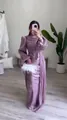 Elegante paarse satijnen avondjurk met plooien, lange mouwen en strikdetail. - XS / Dresses / Violet