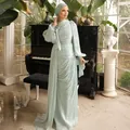 Elegante mintgroene geplooide maxi-jurk met bijpassende hijab in een luxe tuinsetting - XS / Dresses / Lichtblauw