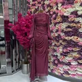 Elegante magenta avondjurk met lange mouwen, verfijnde plooien en een slanke, modieuze pasvorm. - XS / Dresses / Bordeauxrood