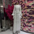 Elegante witte geplooide maxi-jurk met lantaarnmouwen en gedrapeerde details op mannequin - XS / Dresses / Wit