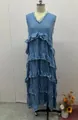Elegante abito lungo di jeans blu senza maniche con scollo a V e balze sfilacciate - XS / Vestiti / Blu