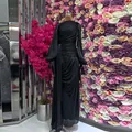 Detailweergave van een zwarte, nauwsluitende geplooide maxi-jurk met lantaarnmouwen - XS / Dresses / Zwart