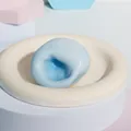 Balle anti-stress spongieuse bleu clair faite à la main sur un plateau de présentation rond - Mochi à la Myrtille / 6cm / Bleu
