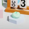 Jouet anti-stress mochi fait main vert menthe sur un support de présentation bleu hexagonal - Mochi à la Pomme / 4cm / Vert menthe