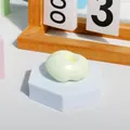 Balle anti-stress mochi artisanale vert clair sur un socle hexagonal bleu décoratif - Mochi au Citron / 4cm / Light jaune
