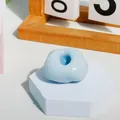 Lichtblauwe wolkvormige TPR squishy stressverlichtend speelgoed op witte standaard - 4cm Mochi Bal / Bosbessenblauw