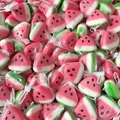 Vue rapprochée de plusieurs jouets squishy pastèque dans des filets blancs. - Squishy Pastèque