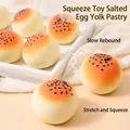 Gros plan d'un jouet squishy à rebond lent en forme de pâtisserie au jaune d'œuf - Taille Standard (6cm)