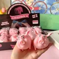 Detailansicht von zwei lustigen rosa Schweine-Quetschspielzeugen - Lustiger Schweinestil / Rosa