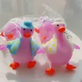 Κοντινό πλάνο με ροζ φωτοχρωμικές πάπιες squishy με μπλε και λευκά καπέλα - Πάπια Ντυσίματος με Αλλαγή Χρώματος
