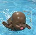 Lustige braune Baby-Puppe zum Drücken für Pool und Wasser, 11cm weiche Figur - Schwimmstil / Schwarz (Zufällig)