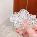 Primer plano de un juguete antiestrés transparente con textura de burbujas - 1 Pieza / Blanco
