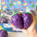 Gros plan d'un jouet antistress géant en forme de raisin violet pour soulager le stress - Raisin Violet