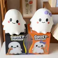 Dos lindos juguetes squishy de fantasmas de Halloween mostrados en sus cajas de empaque - Fantasma Jumbo (Versión Hombre) / Blanco