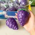 Vue détaillée d'un grand jouet à presser en forme de raisin violet pour déstresser - Style Raisin Violet