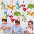 Vista detallata de niños celebrando con decoraciones de fiesta espirales de dinosaurios - Decoraciones Colgantes Tema Dinosaurio / 30 Piezas/Paquete