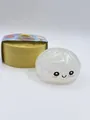 Vista dettagliata di un giocattolo squishy a forma di panino glitterato con cestello - 8.5cm Size / Bianco Con Nastro