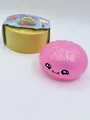 Gros plan d'un jouet spongieux brioche rose pailletée avec un visage mignon et boîte vapeur - Brioche à la Gelée (AA289) / Avec Panier Vapeur Jaune (Pack de 1) / Rose
