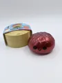 Gros plan d'un jouet anti-stress en forme de pain rouge scintillant avec mini cuiseur - Brioche à la Gelée (AA289) / Avec Panier Vapeur Jaune (Pack de 1) / Rouge