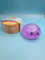 Vista dettagliata del giocattolo squishy a forma di panino viola glitterato carino - 8.5cm Size / Viola