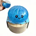 Makro-Detail eines blauen Glitzer-Baozi-Squishy-Spielzeugs mit süßem Gesicht - Glitzer Gel Ausdruck Brötchen Blau Mit Dämpfer / 1 Stück