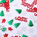 Vista detallada de confeti navideño colorido con copos de nieve y figuras de Papá Noel - 15g/Paquete