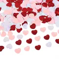 Nahaufnahme von herzförmigen Konfetti-Pailletten mit geprägtem LOVE-Schriftzug in Rot - 15g Packung / Mehrfarbig
