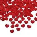 Makro-Detail von rotem Herz-Konfetti mit geprägten LOVE-Buchstaben für die Hochzeitsdeko - 15g Packung / Rot