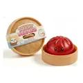 Giocattolo squishy raviolo rosso glitterato con viso sorridente in cestino beige - Oro e Rosa