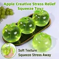 Detailansicht eines grünen Apfel-Squeeze-Spielzeugs aus weichem TPR-Material für Stress - Malzzucker Grüner Apfel mit Blatt / Grün