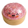 Dettaglio di un giocattolo antistress a forma di panino rosa glitterato con viso carino - Rosa