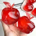 Vue détaillée d'un jouet anti-stress en forme de pomme rouge translucide à presser - Pomme / Rouge