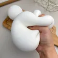 Primo piano di un giocattolo antistress bianco schiacciato per la consistenza - Pane al Vapore Grande Malleabile / 10cm