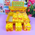 Geel langzaam rijzend boter-kaas squishy stressverlichtend speelgoed in een kleurrijke doos - Honingraatpatroon Vierkante Kaas Squishy
