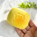 Vista dettagliata che mostra la consistenza morbida e il design della mucca dello squishy - Stile Panino al Latte Giallo / Giallo