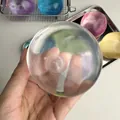 Detalle que muestra la alta transparencia y textura flexible de la pelota antiestrés moldeable - Transparente