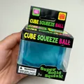 Détail d'une balle anti-stress cubique bleue transparente dans son emballage de vente - Glaçon Bleu 5cm