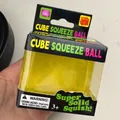 Balle anti-stress jaune translucide Cube Squeeze Ball dans son emballage de vente - 5cm Cube de Glace Jaune