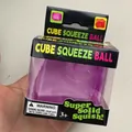 Balle anti-stress sensorielle en forme de cube violet présentée dans sa boîte de vente au détail - Glaçon Violet 5cm